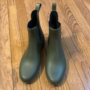 Women’s olive matte rain boots